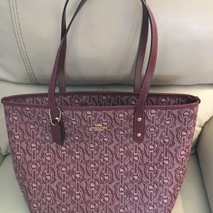 Authentic Coach City Zip Tote Chain Print.
